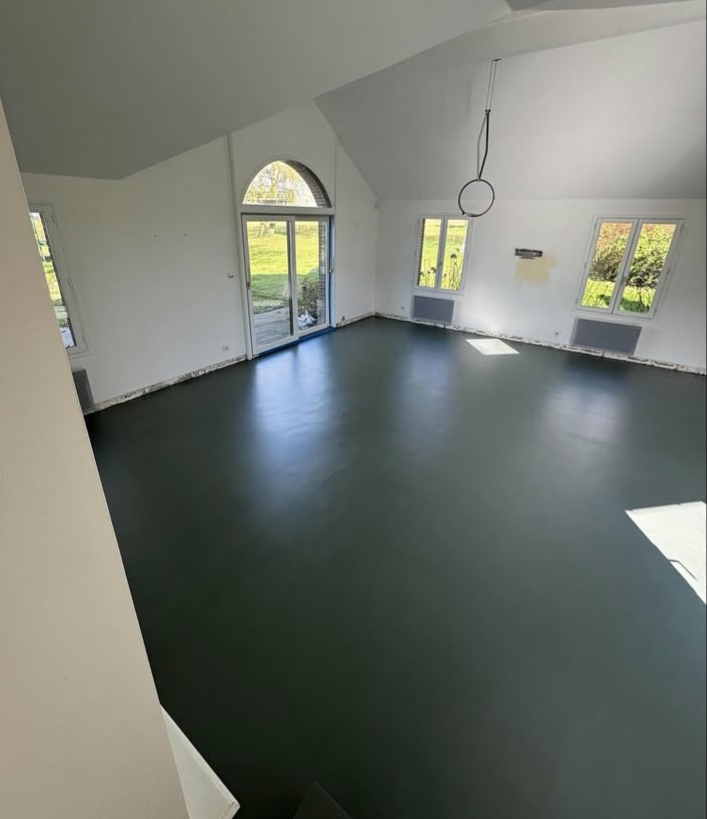 Salon contemporain avec sol minéral