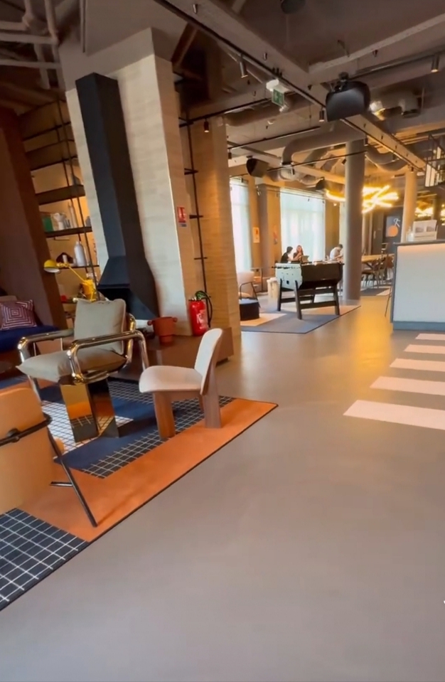 Intérieur rénové avec peinture claire